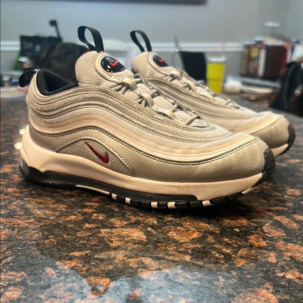 Nike air max Sneakers size 3Y silver , white, black, red. Great sneakers, outgr